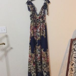 Long beautiful maxi dress, ties at shoulders sz S